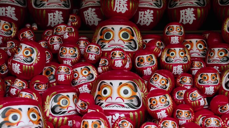 Bambole Daruma rotonde e colorate al Tempio Buddista Katsuo-ji vicino a Osaka, Giappone