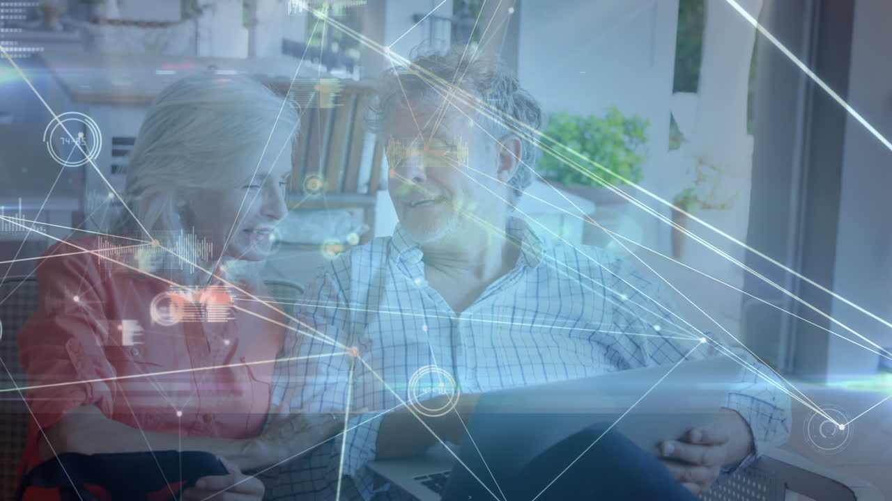 animación de redes de conexiones a través de una pareja mayor utilizando una computadora portátil