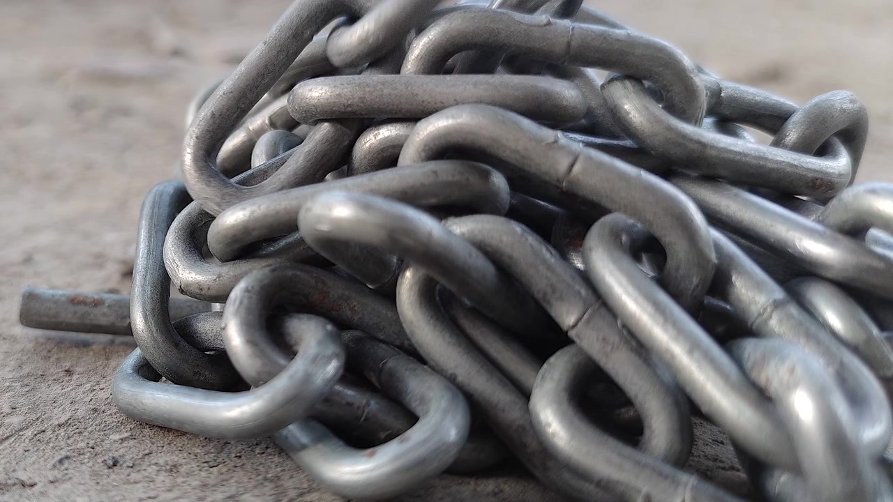 Catena di metallo pesante ammassata su terreno di cemento