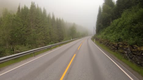 Niebla-En-Una-Carretera-De-Noruega.-Viaje-En-Coche-Pov.