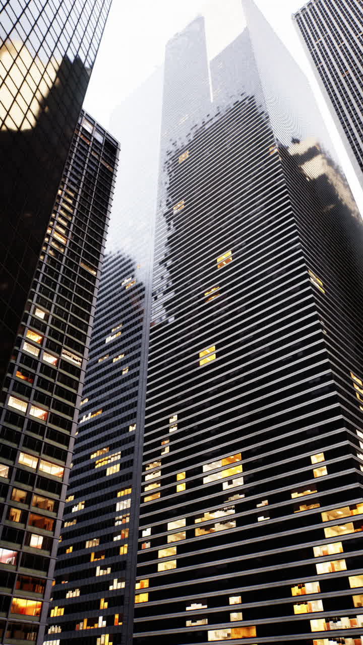 altos rascacielos en una ciudad por la noche