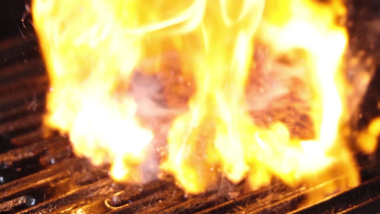 격렬 한 불꽃 이 그릴 에 있는 음식 을 삼키고 있다