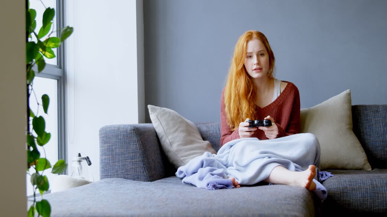 거실 4k에서 비디오 게임을 하는 여자