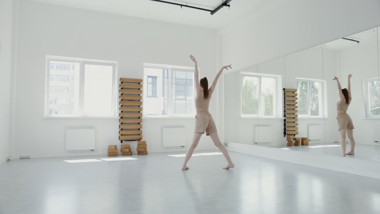 현대 댄스를 연습하는 백인 스튜디오의 젊은 여성