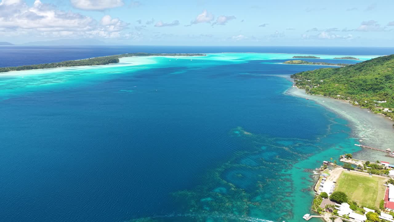 Laguna dell'isola di Bora Bora, Polinesia Francese. Vista aerea con drone di un paradiso tropicale