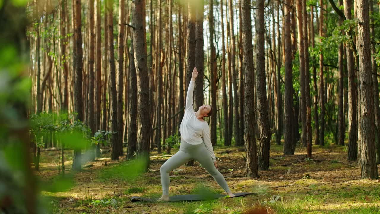 숲에서 요가를 연습하는 여자