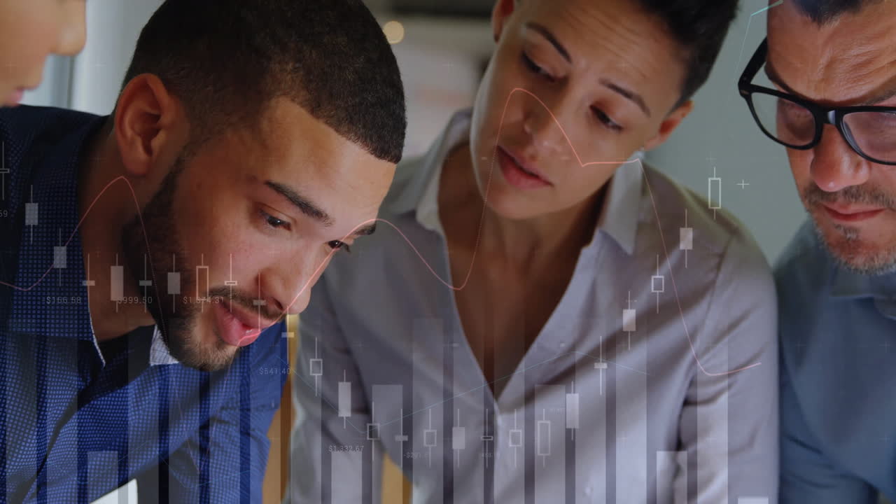 animación del procesamiento de datos financieros sobre diversas personas de negocios en la oficina