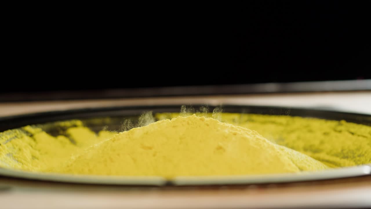 Primo piano di polvere gialla che vibra e salta