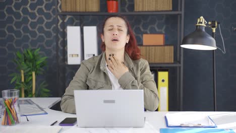 una mujer de negocios con gripe tiene dolor de garganta.