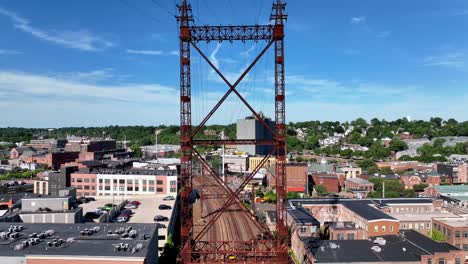 una vista aérea del puente ferroviario del río norwalk en una hermosa mañana