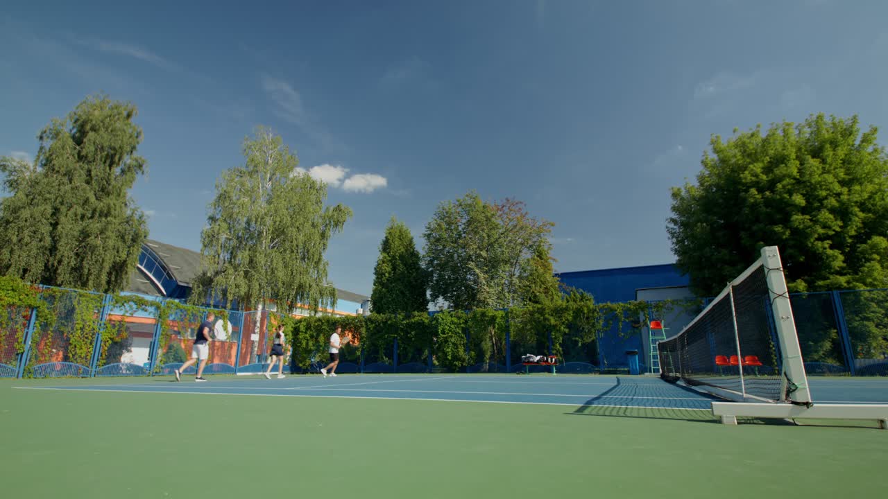 Теннисный корт, на котором люди играют в теннис