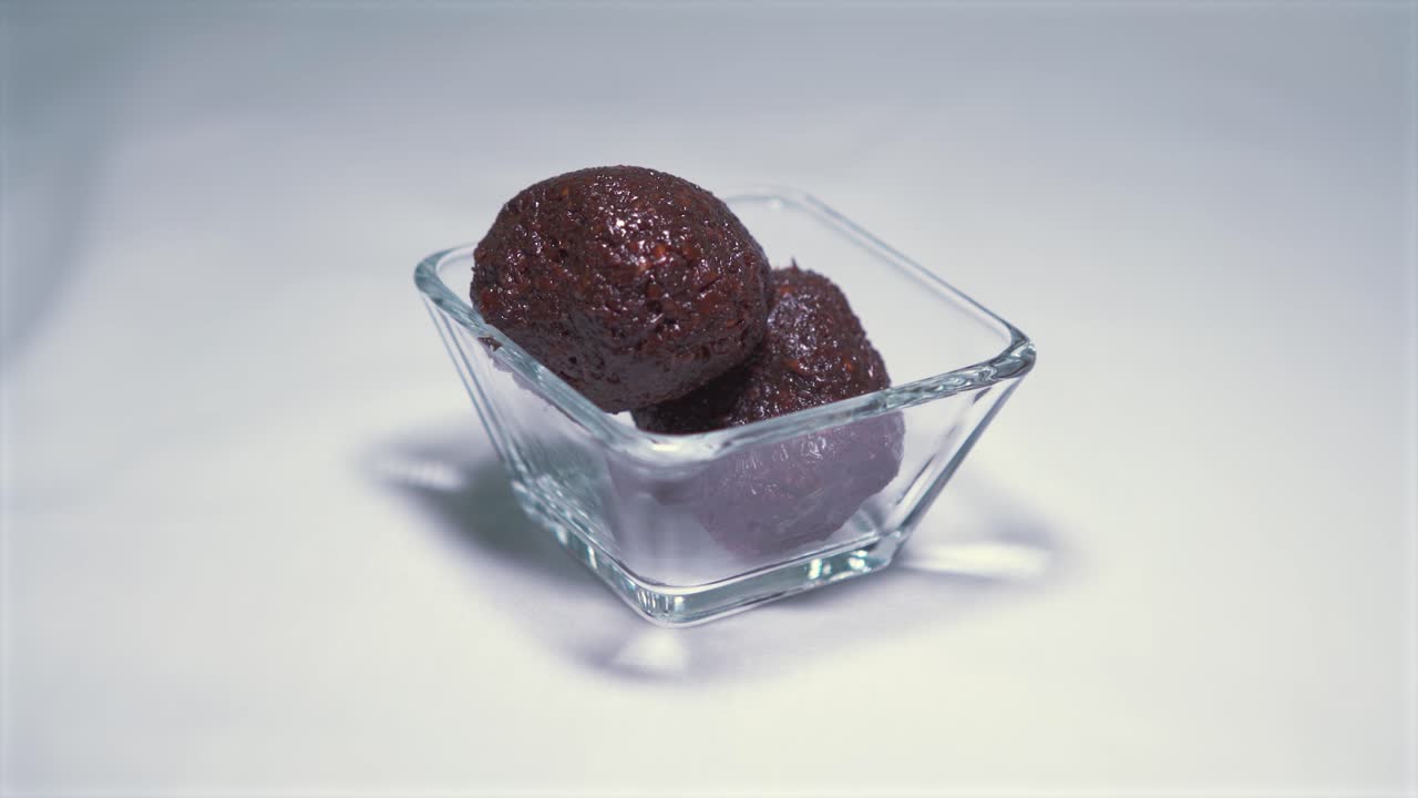 trinidad toolum en un tazón de postre, una golosina de melaza