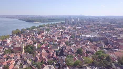 Torre-De-Gardos-En-La-Ciudad-Vieja-De-Zemun-Con-Fondo-De-Belgrado,-Serbia-Día-De-Verano-4k-Aéreo