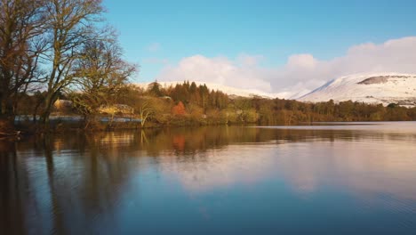 Increíble-Toma-Aérea-Baja-De-Reflexión-Sobre-El-Agua-Del-Lago-Lomond,-Escocia