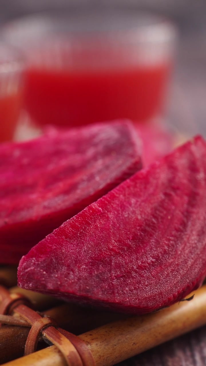 Nærbillede af friske skiver rødbede med saft