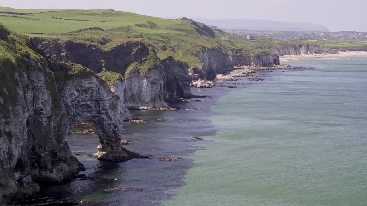 whiterocks beach y dunluce en la ruta costera de causeway, irlanda del norte