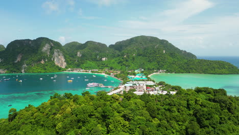 Ciudad-Exótica-Tropical-Entre-Dos-Bahías-En-Las-Islas-Phi-Phi,-Vista-Aérea