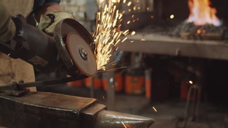 herrero trabajando con la rueda de corte