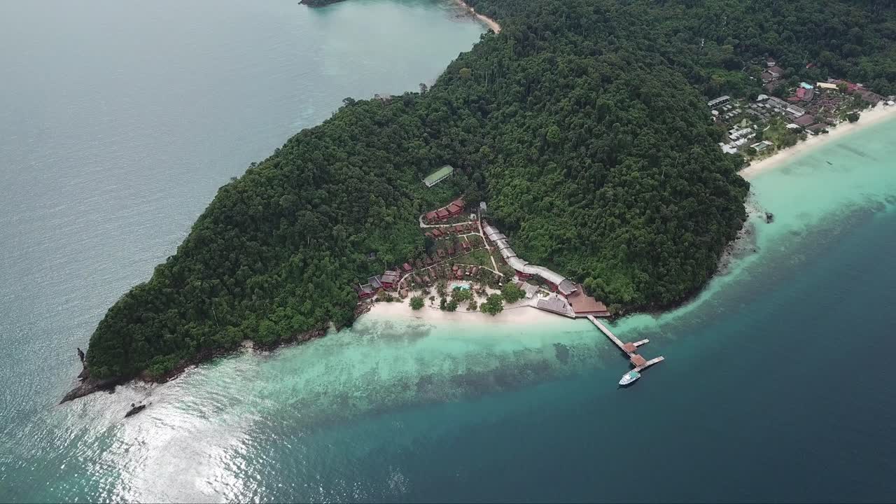 disparo constante del avión no tripulado en la zona costera donde el barco está estacionado en el muelle