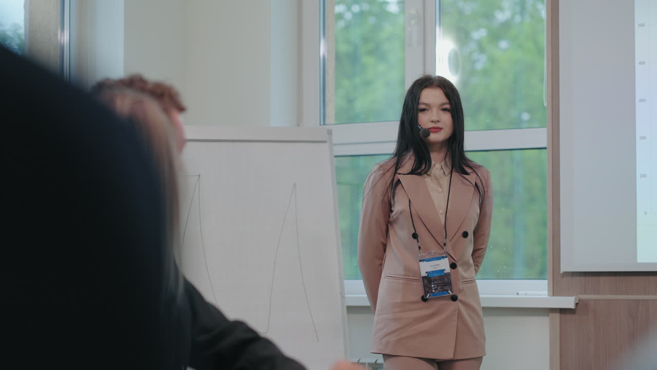 비즈니스 필드에서 컨퍼런스에서 매력적인 수줍은 여성 연설자 컨퍼런스 홀에서 여성의 초상화