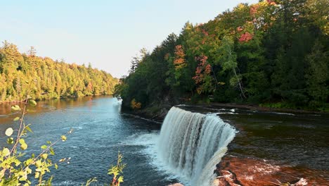vista de las cataratas de tahquamenon en otoño