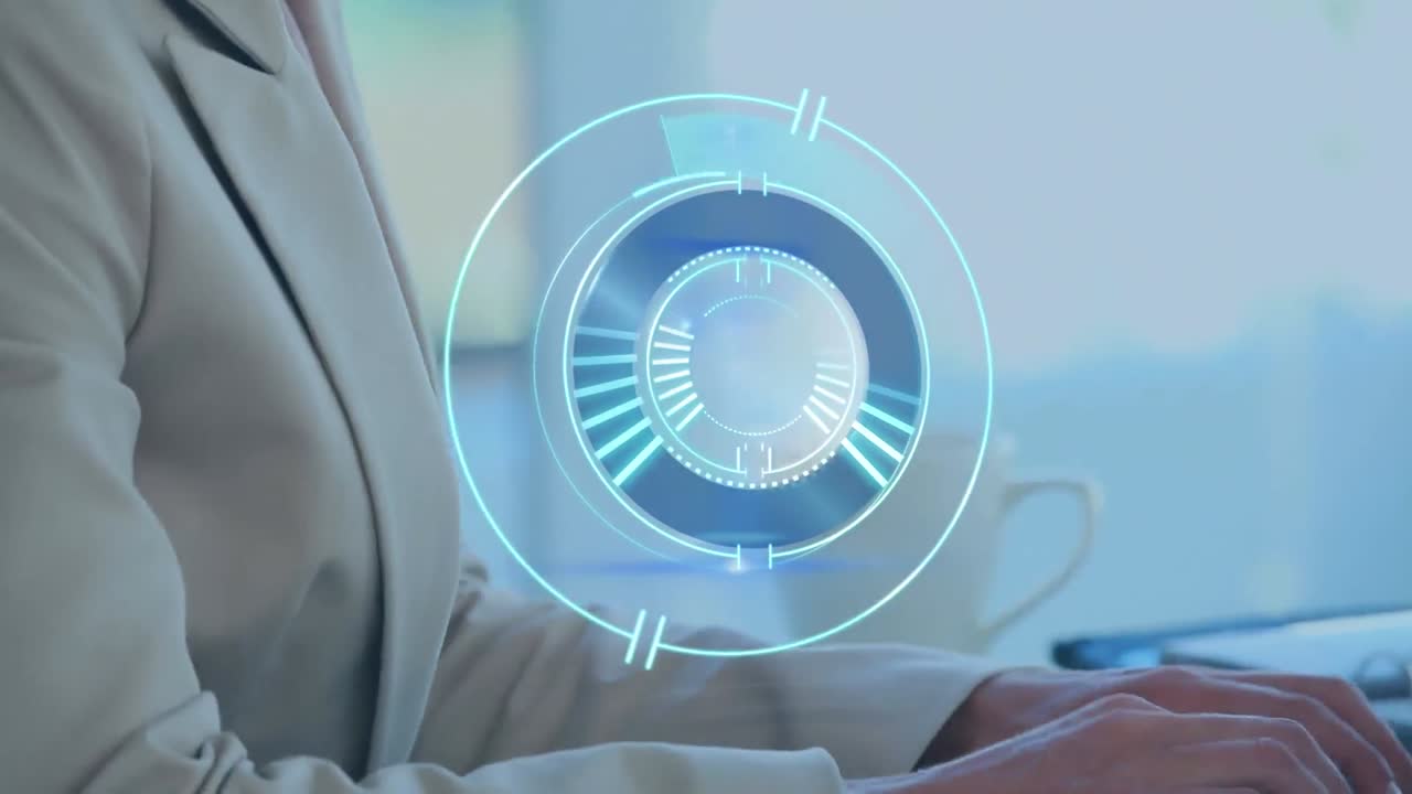 animación de un círculo de procesamiento sobre una mujer caucásica usando una computadora portátil