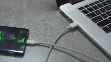 conecte el cable magnético a su teléfono. sobrevuele el cable magnético micro usb. cables de cargador de carga rápida para android