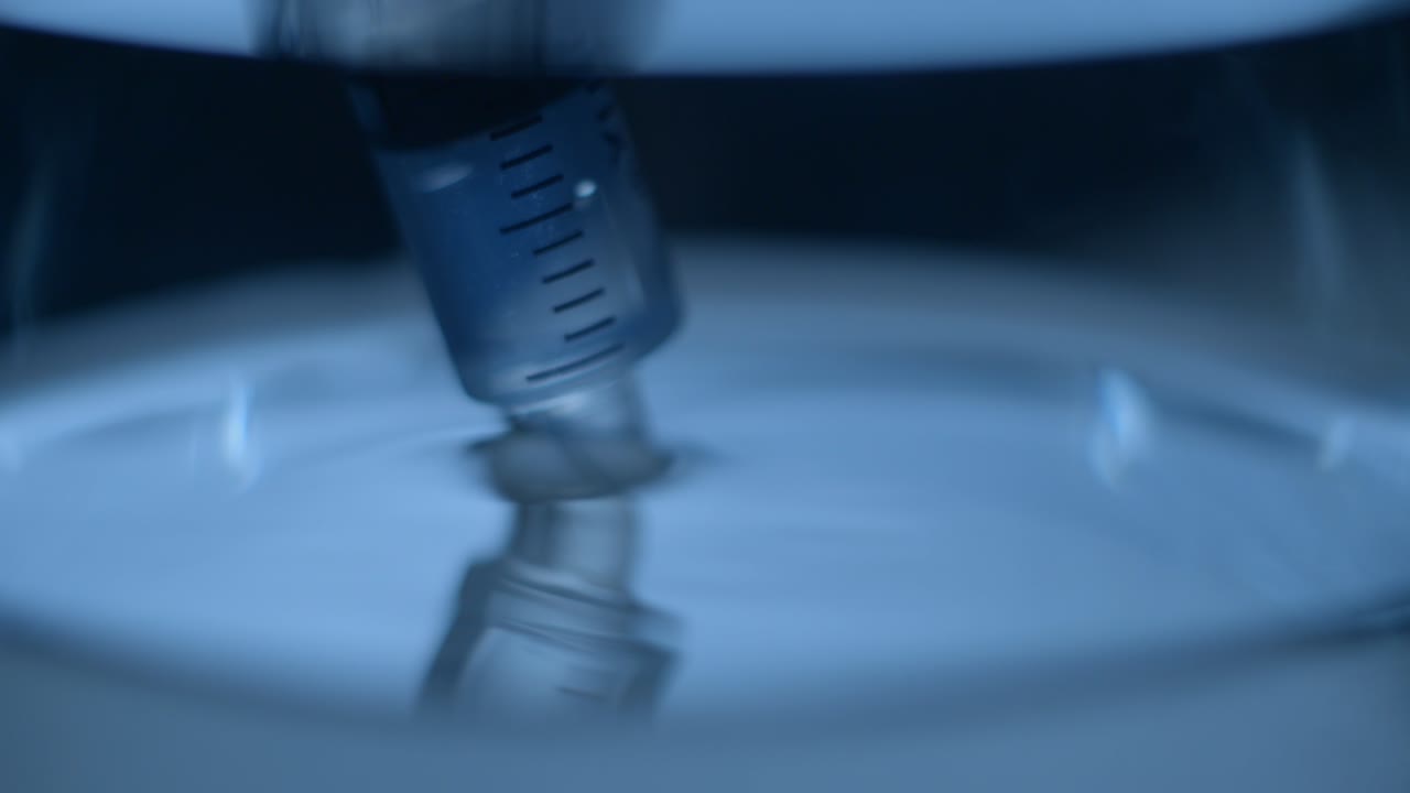 agua y jeringa en cámara lenta