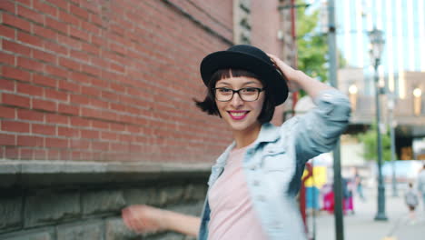 mujer caminando por la ciudad