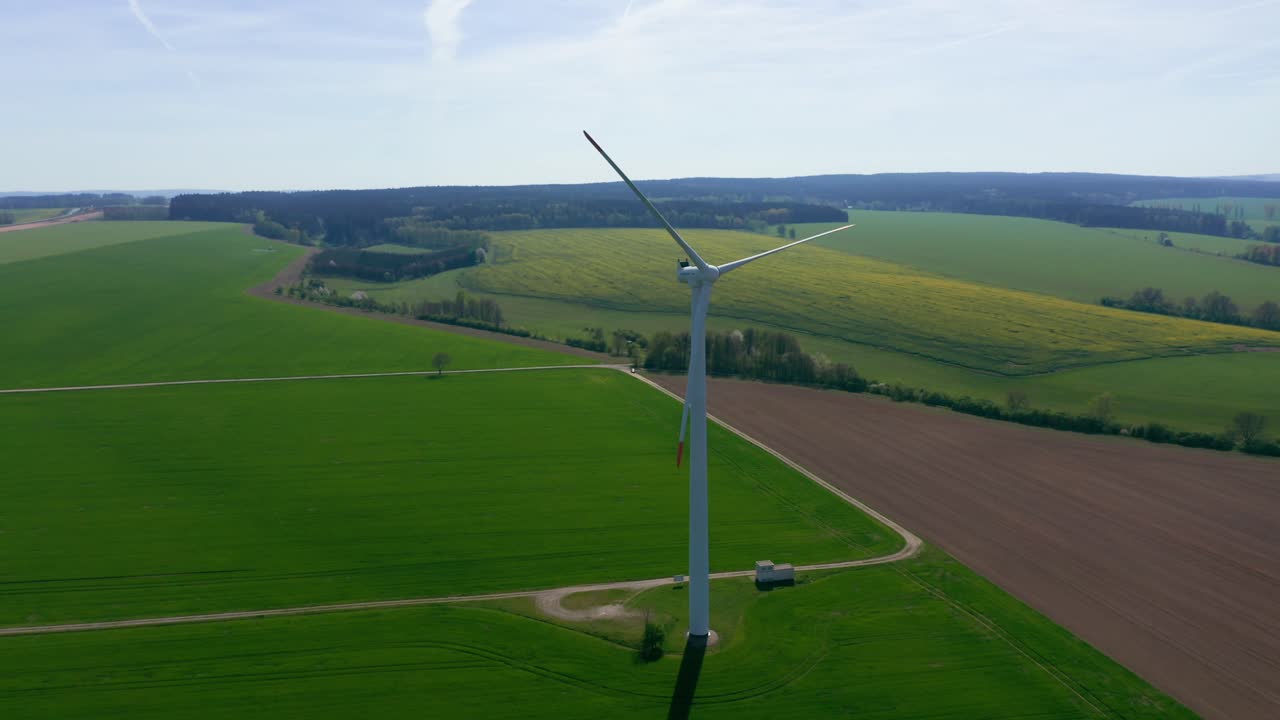 панорамный вид большой ветряной турбины, производящей чистую устойчивую энергию