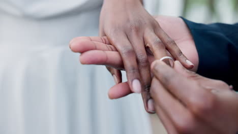 pareja, tomados de la mano y anillo para el matrimonio