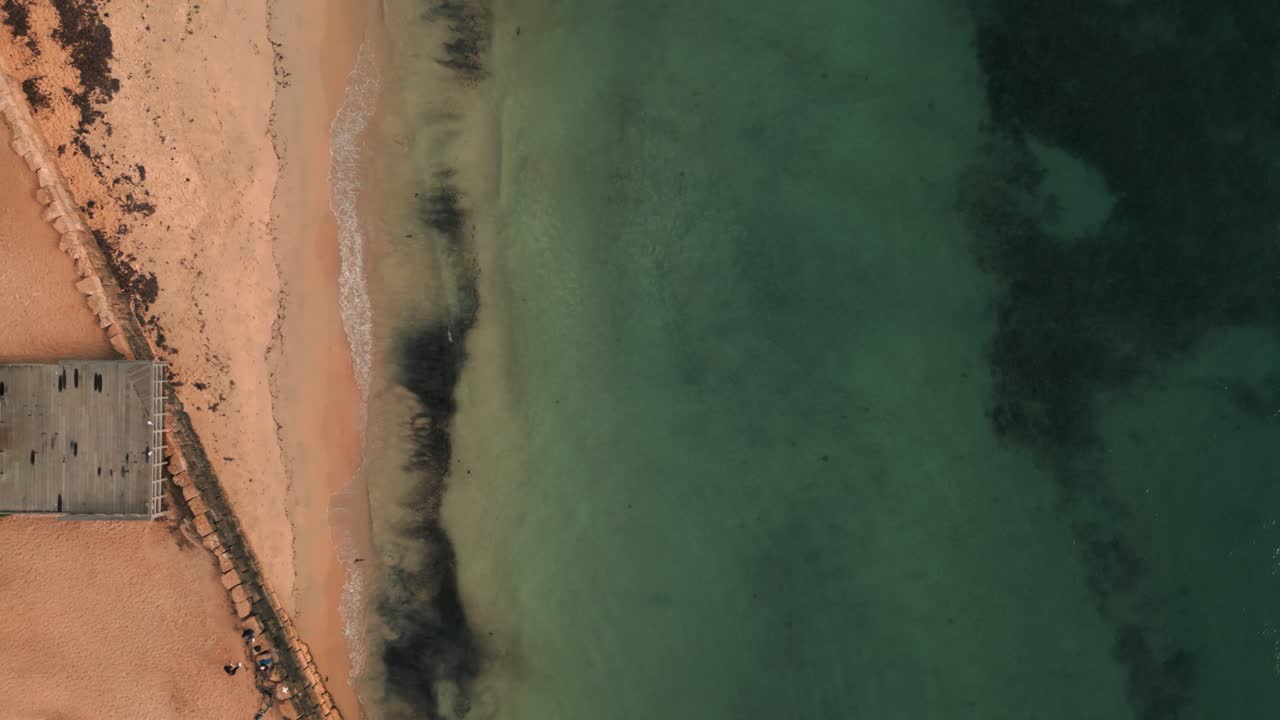 Ripresa dall'alto con drone della spiaggia dei bagnanti di Fremantle in una giornata di sole, Australia Occidentale.