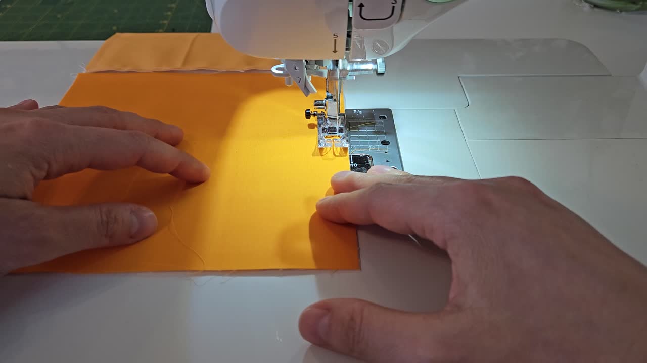 proceso de creación de colchas de patchwork - costura en la máquina de coser - punto de vista