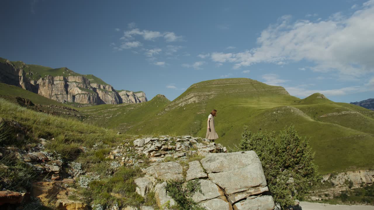 Mujer, excursión, en, montañas