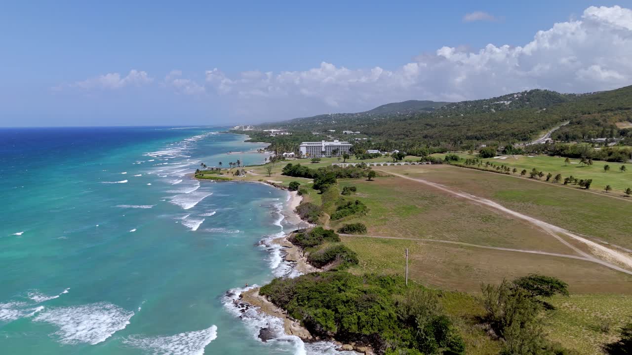 Riprese aeree della spiaggia incontaminata a Rose Hall, Montego Bay, Giamaica. Mostra acque turchesi, sabbia bianca e un paesaggio costiero di lusso