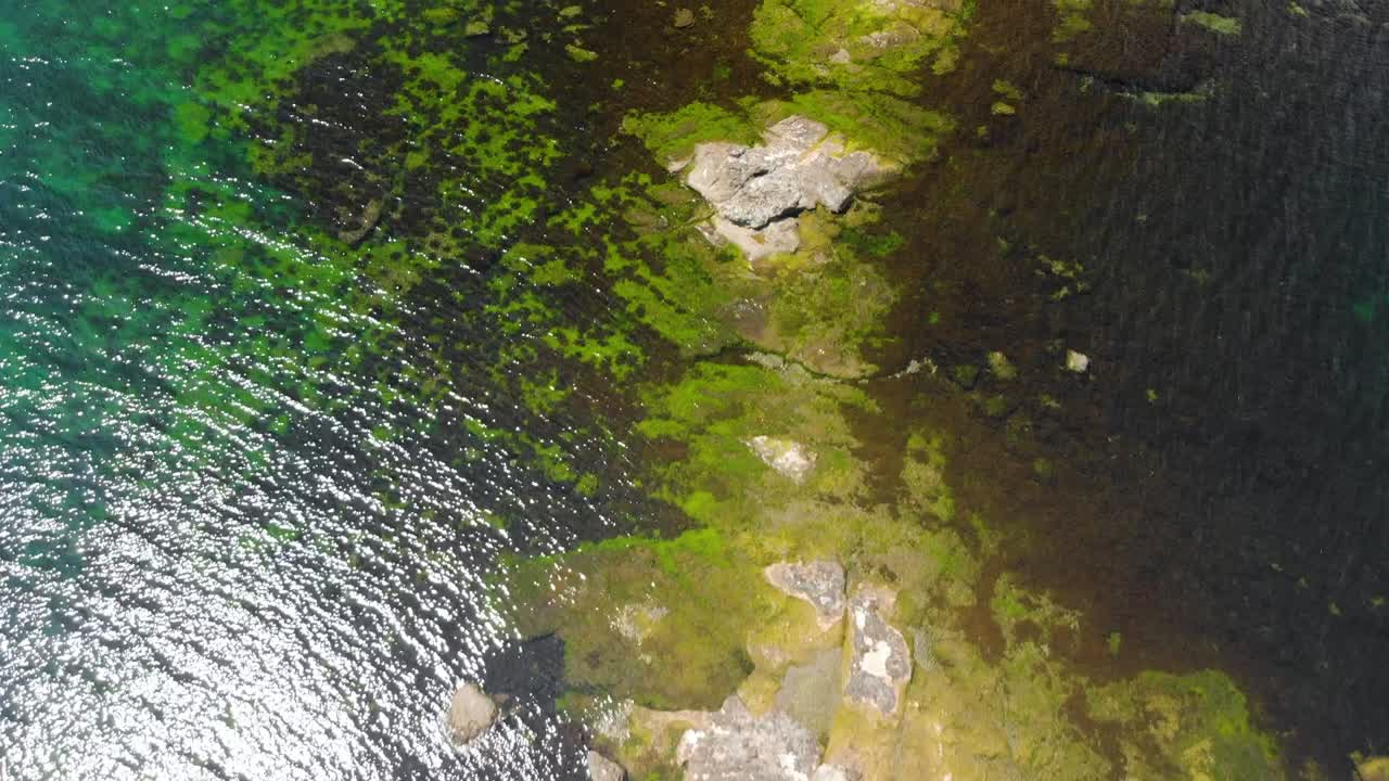 Ripresa aerea verticale di costa rocciosa in una soleggiata giornata estiva