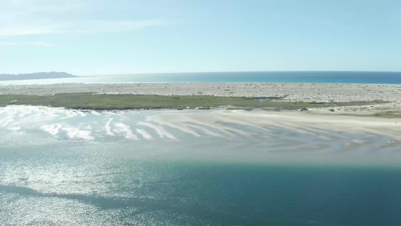 해변 오순절 해안에서 보트에 의해 드론 비행