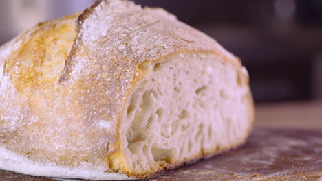cerca de pan de masa fermentada en la mesa de la cocina - pan shot