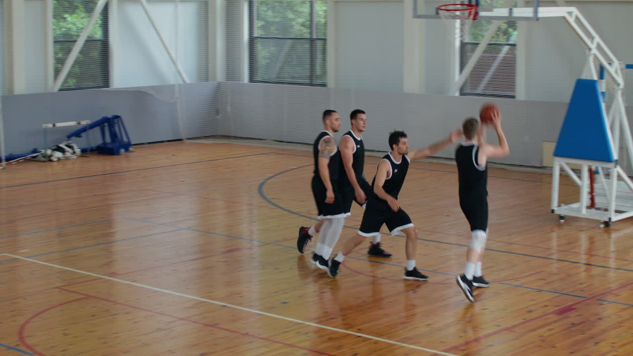 Pemain bola basket berlatih di lapangan