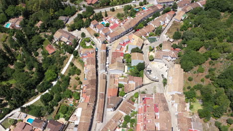 aéreo - el pueblo de grazalema en cádiz, andalucía, españa, plano general de arriba hacia abajo