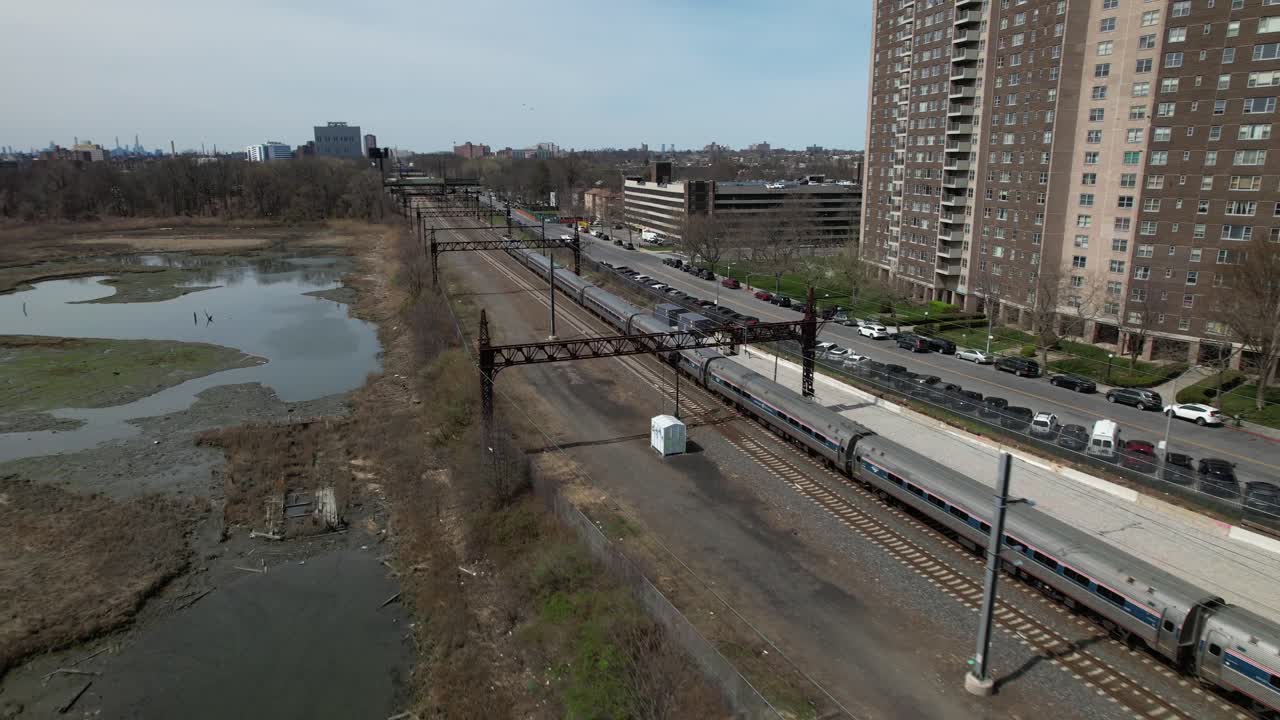 una vista aérea de un tren viajando en el bronx, nueva york en una mañana soleada