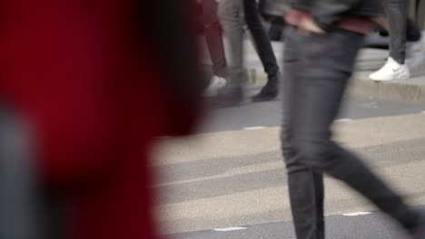 Beine-Einer-Menschenmenge,-Die-Die-Straße-Im-Oxford-Circus-überquert-2