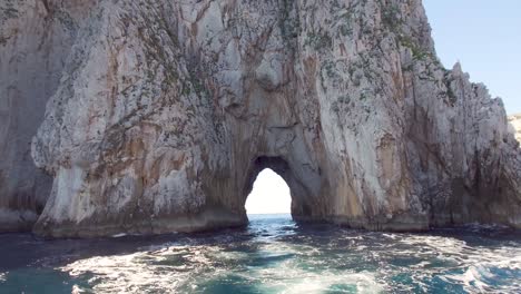 navegando lejos de las rocas faraglioni de la isla de capri en italia