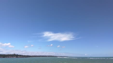 Cielo-Azul-Sobre-El-Océano-Con-Olas-Tranquilas