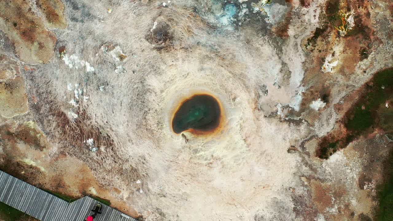 elevándose sobre aguas termales hirvientes en hveravellir en las tierras altas islandesas