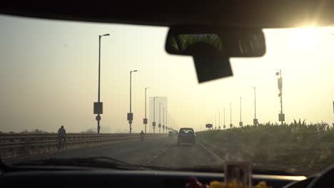 Dash-Cam-Video-En-Bridge-Moring-Goldern-Light-Car-Pov-Tablero-Delantero-Y-Espejo-Retrovisor-En-La-Autopista-Mumbai-India-Maharashtra-Thane-Navi-Mumbai-Aroli