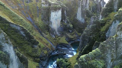 Einzigartige-Luftaufnahme-Durch-Das-Stuðlagil-Canyon-Tal