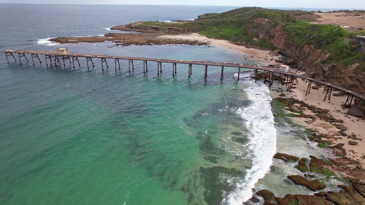 tomada de un avión no tripulado del muelle de la bahía de catherine hill en nsw, costa central, australia