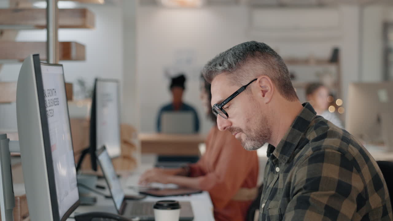 oficina, pensar y el hombre en el trabajo de la computadora