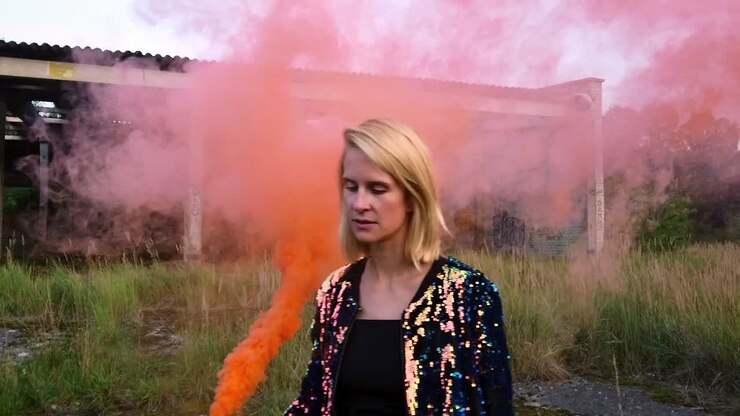 Fantastica ripresa cinematografica al rallentatore di una donna che cammina lentamente attraverso una nuvola di nebbia. Riprese con nebbia colorata in Ucraina. Servizio fotografico e video con gimbal in luoghi abbandonati nella natura selvaggia, 1080, 24p, di Philipp Marnitz.